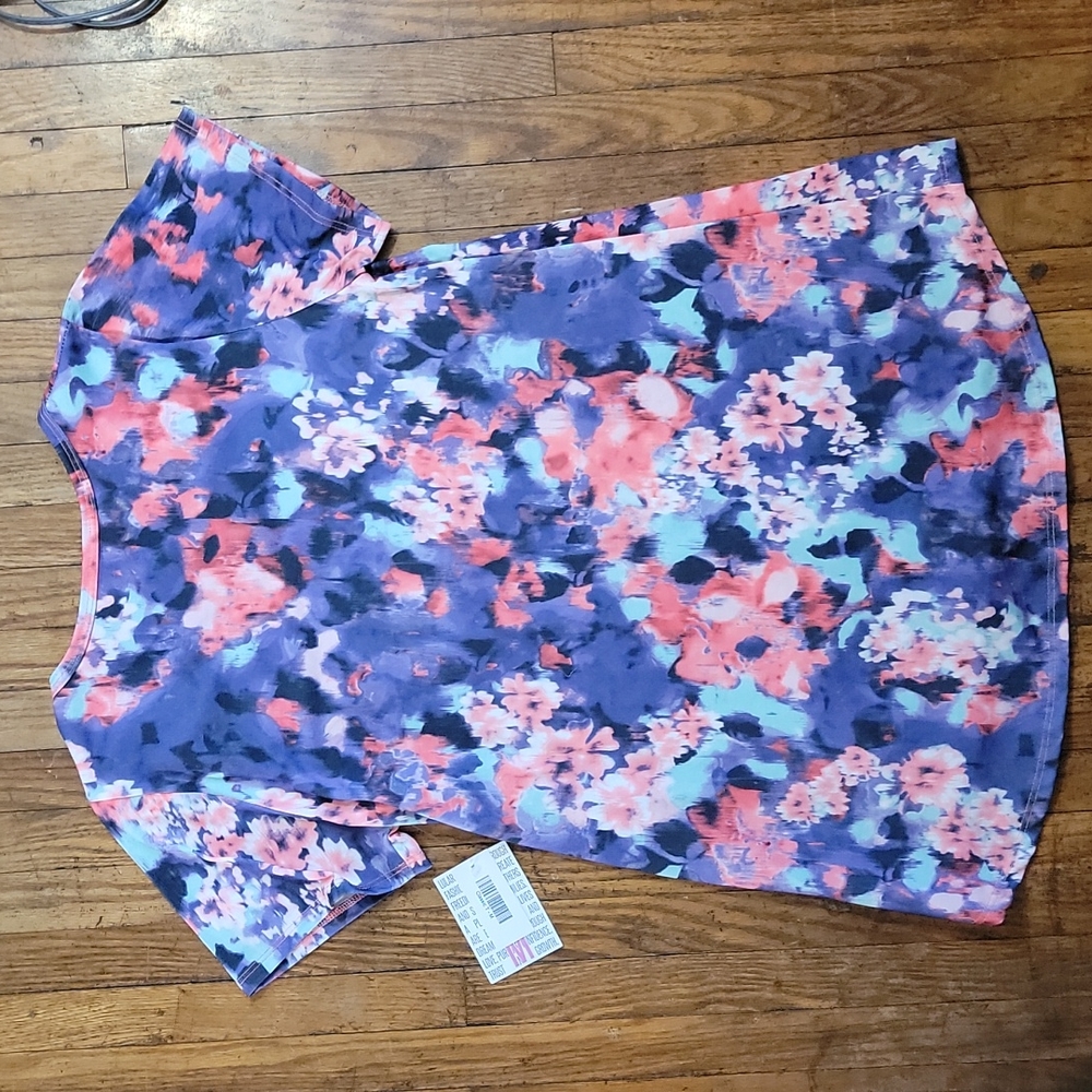 LuLaRoe Classic T Shirt - Picture 2 of 4